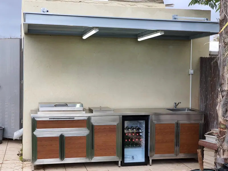 פינת מטבח חוץ עם גגון ותאורה — עבודת נירוסטה של נירוסטה מונטנה
