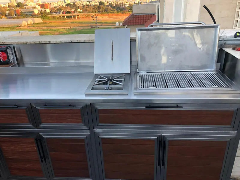 אי גריל עם חזיתות עץ — עבודת נירוסטה של נירוסטה מונטנה