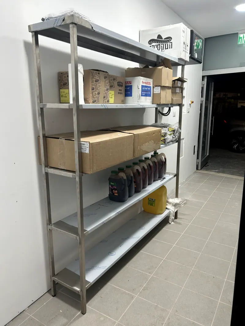 מדפי אחסון במחסן — עבודת נירוסטה של נירוסטה מונטנה
