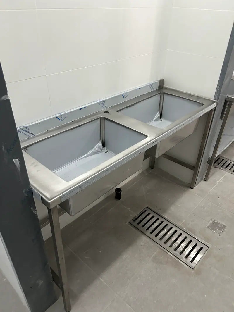 שולחן כיור כפול — עבודת נירוסטה של נירוסטה מונטנה