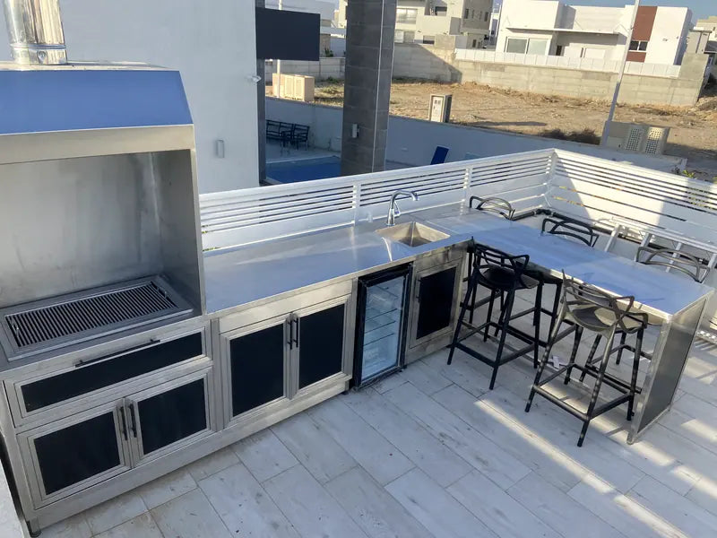 מטבח חוץ על גג עם בר ישיבה — עבודת נירוסטה של נירוסטה מונטנה