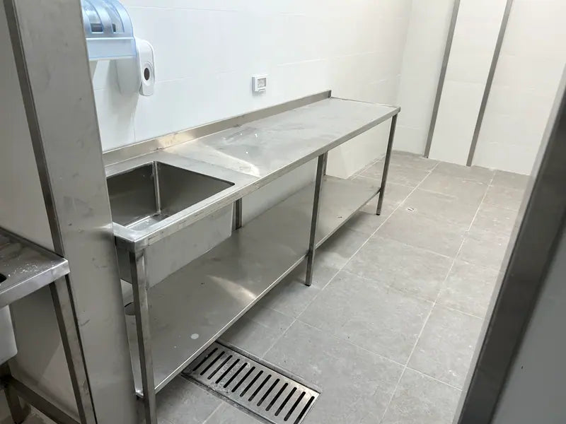 שולחן עבודה ארוך עם כיור — עבודת נירוסטה של נירוסטה מונטנה