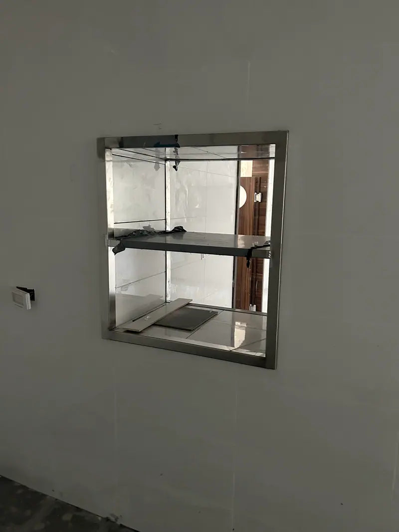 חלון העברה משולב בקיר — עבודת נירוסטה של נירוסטה מונטנה