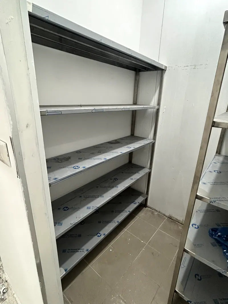 ארון מדפים פתוח — עבודת נירוסטה של נירוסטה מונטנה