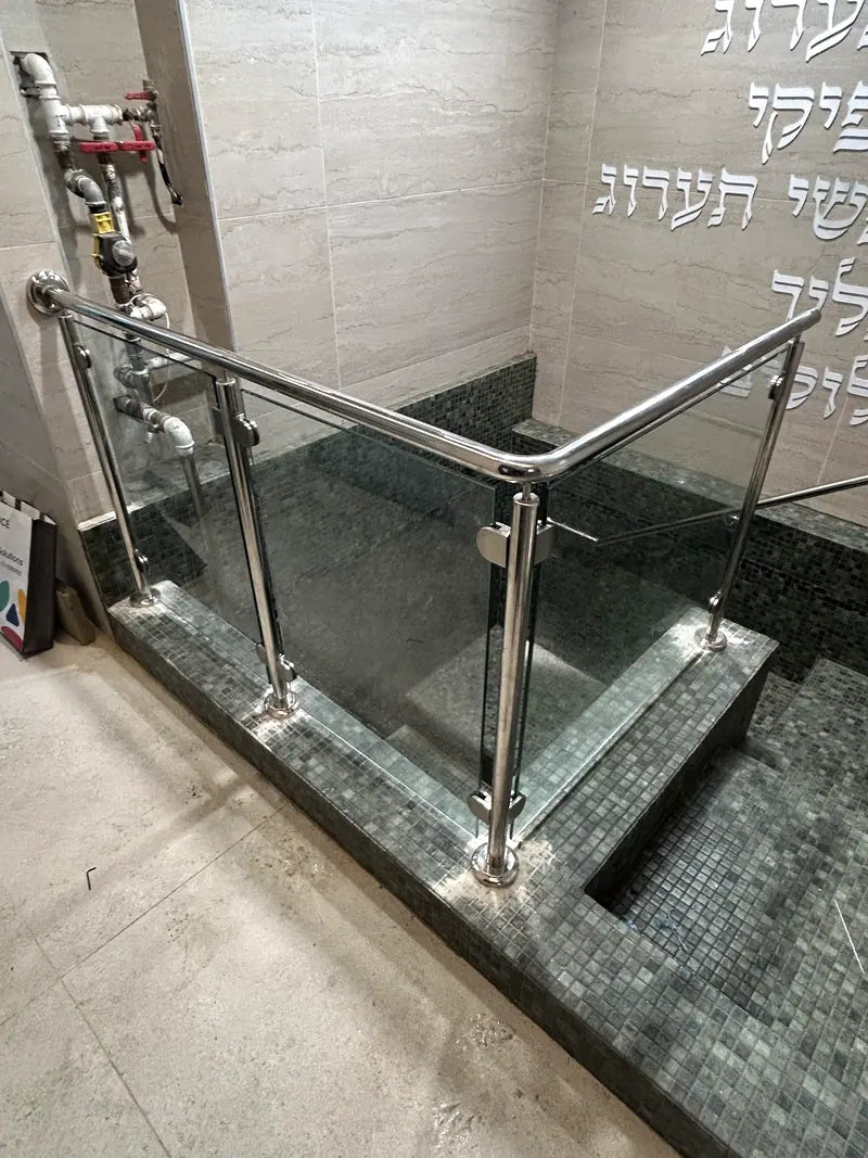 מעקות נירוסטה וזכוכית — עבודת נירוסטה של נירוסטה מונטנה